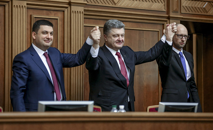Председатель Верховной рады Украины Владимир Гройсман, премьер-министр Украины Арсений Яценюк и президент Украины Петр Порошенко на первом заседании новоизбранной Верховной рады Украины в Киеве