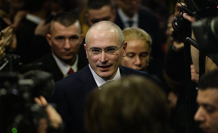 Экс-глава нефтяной компании ЮКОС Михаил Ходорковский в музее Берлинской стены