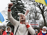 Участник акции протеста с требованием отставки правительства Украины перед зданием Верховной Рады в Киеве Участник акции протеста с требованием отставки правительства Украины перед зданием Верховной Рады в Киеве