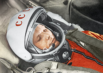 Летчик-космонавт Юрий Гагарин в кабине космического корабля «Восток» Летчик-космонавт Юрий Гагарин в кабине космического корабля «Восток»