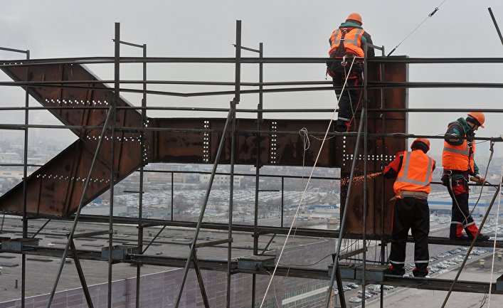 Демонтаж вывесок со здания завода «Москвич»