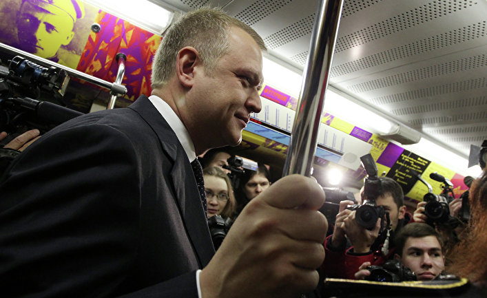 Руководитель Департамента культуры Москвы Сергей Капков в вагоне «Поезда поэзии» в московском метро