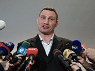 Лидер объединенной партии «Солидарность», мэр Киева Виталий Кличко общается с журналистами на избирательном участке в Киеве во время второго тура выборов в органы местного самоуправления Лидер объединенной партии «Солидарность», мэр Киева Виталий Кличко общается с журналистами на избирательном участке в Киеве во время второго тура выборов в органы местного самоуправления