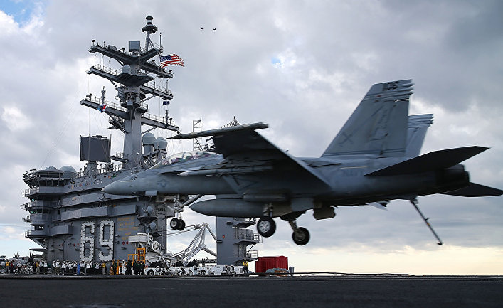 Американский палубный истребитель-бомбардировщик F18
