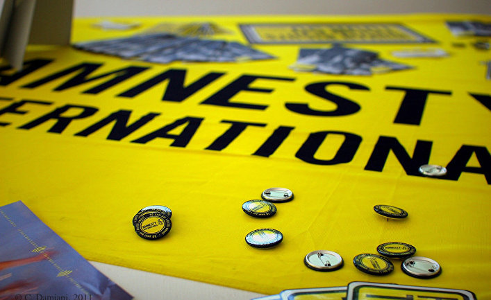Баннер международной правозащитной организации Amnesty International Баннер международной правозащитной организации Amnesty International
