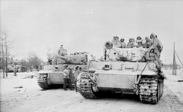 Немецкие солдаты на танке «Тигр»