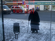 Пожилая женщина на автобусной остановке в Москве Пожилая женщина на автобусной остановке в Москве