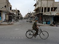 Мальчик едет на велосипеде одной из улиц Пальмиры Мальчик едет на велосипеде одной из улиц Пальмиры