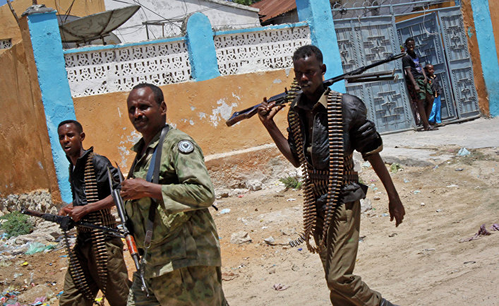 Солдаты армии Сомали патрулируют улицы Могадишо