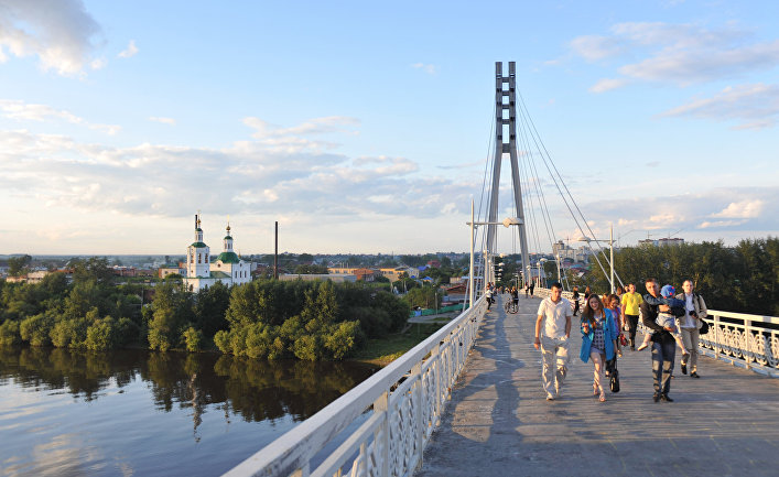 Пешеходный мост через реку Туру в Тюмени