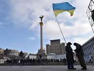 Активисты с украинским флагом на площади Независимости в Киеве Активисты с украинским флагом на площади Независимости в Киеве