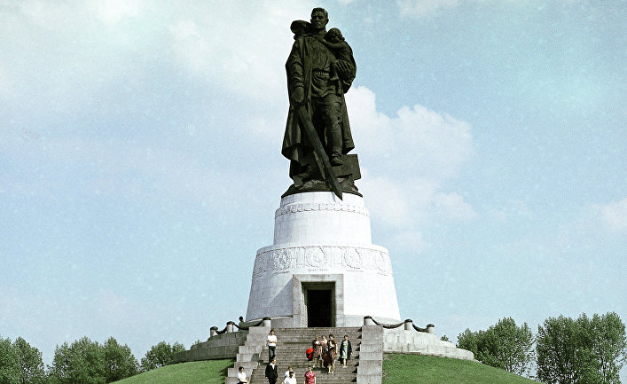 Памятник советскому воину-освободителю в Трептов-парке в Берлине