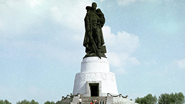 Памятник советскому воину-освободителю в Трептов-парке в Берлине