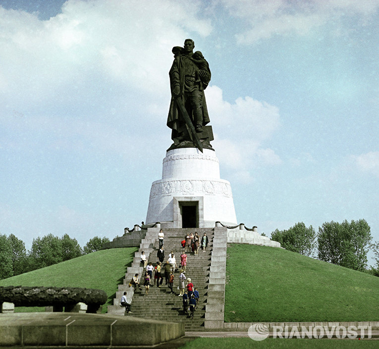 Памятник советскому воину-освободителю в Трептов-парке в Берлине