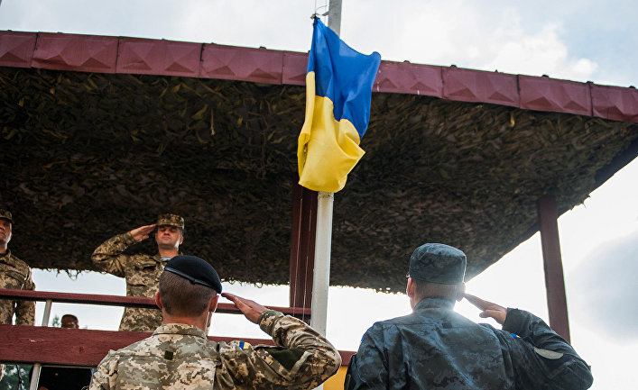 Солдаты Украинской армии и армии США во время церемонии закрытия учений Rapid Trident 2014