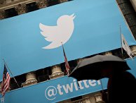 Баннер с логотипом Twitter на фасаде здания Нью-Йоркской фондовой биржи Баннер с логотипом Twitter на фасаде здания Нью-Йоркской фондовой биржи