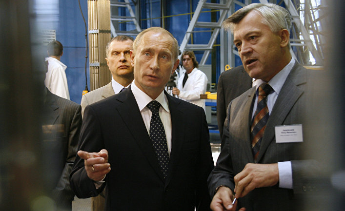 Владимир Путин и вице-президент ОАО «ТВЭЛ» Петр Лавренюк во время посещения одного из крупнейших в мире производителей ядерного топлива для АЭС