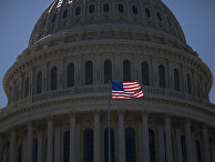 Флаг США на здании Капитолия в Вашингтоне Флаг США на здании Капитолия в Вашингтоне