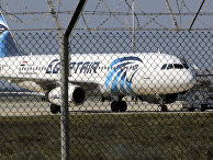 Самолет авиакомпании EgyptAir в аэропорту Ларнака Самолет авиакомпании EgyptAir в аэропорту Ларнака