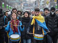 Участники акций за евроинтеграцию Украины во время шествия по Крещатику Участники акций за евроинтеграцию Украины во время шествия по Крещатику