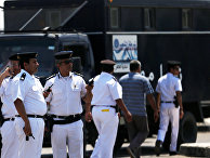 Сотрудники службы безопасности у здания авиакомпании Egyptair, 19 мая 2016 Сотрудники службы безопасности у здания авиакомпании Egyptair, 19 мая 2016