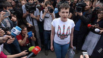 Украинская военнослужащая Надежда Савченко в аэропорту Киева