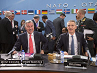 Премьер-министр Черногории Мило Джуканович и генсек НАТО Йенс Столтенберг во время церемонии подписания протокола о вступлении Черногории в НАТО Премьер-министр Черногории Мило Джуканович и генсек НАТО Йенс Столтенберг во время церемонии подписания протокола о вступлении Черногории в НАТО