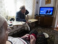 Пенсионеры из Омска смотрят трансляцию ежегодной специальной программы «Прямая линия с Владимиром Путиным» Пенсионеры из Омска смотрят трансляцию ежегодной специальной программы «Прямая линия с Владимиром Путиным»