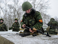 Боец сдает норматив по сборке автомата АК-47 Боец сдает норматив по сборке автомата АК-47