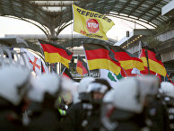 Сторонники движения PEGIDA на демонстрации у железнодорожного вокзала в Кельне Сторонники движения PEGIDA на демонстрации у железнодорожного вокзала в Кельне