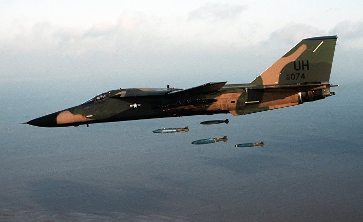 Американский тактический бомбардировщик F-111E