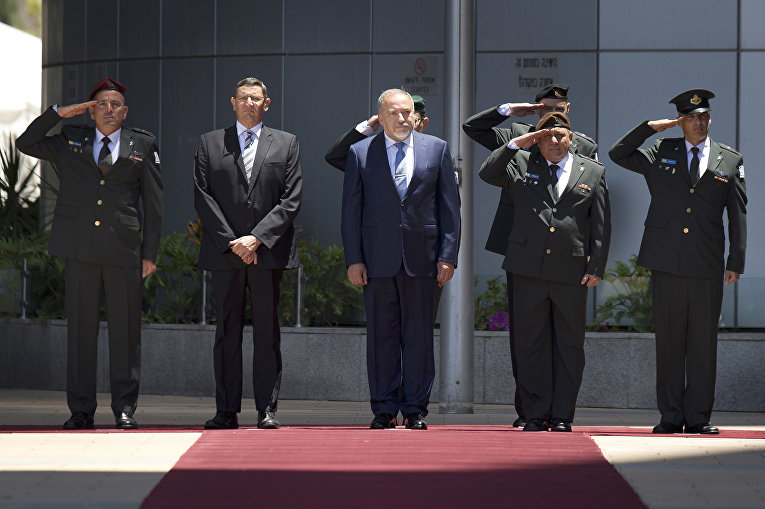 Министр обороны Израиля Авигдор Либерман во время торжественной церемонии в Тель-Авиве