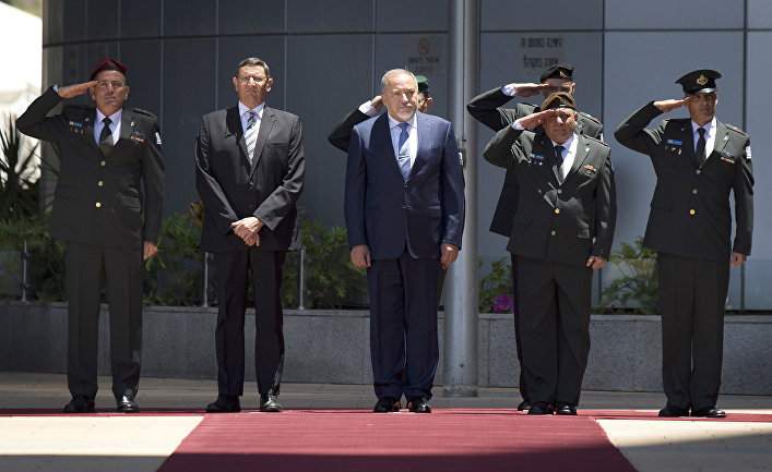 Министр обороны Израиля Авигдор Либерман во время торжественной церемонии в Тель-Авиве