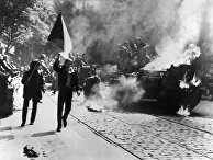 Горящий советский танк у здания Чешского радио в Праге, 1968 год Горящий советский танк у здания Чешского радио в Праге, 1968 год