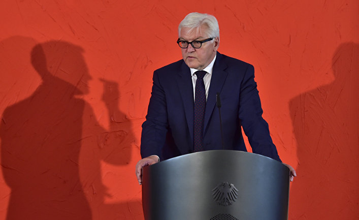 Глава МИД Германии Франк-Вальтер Штайнмайер во время пресс-конференции в Берлине