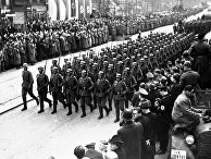 Немецкие солдаты идут по улице Праги, октябрь 1938 года Немецкие солдаты идут по улице Праги, октябрь 1938 года