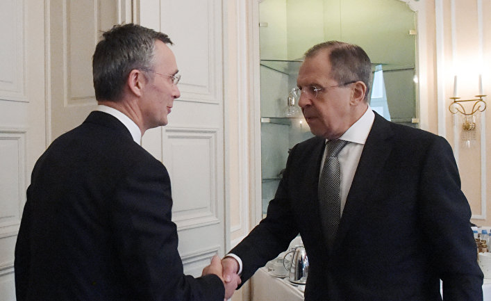 Министр иностранных дел РФ Сергей Лавров и генеральный секретарь НАТО Йенс Столтенберг в Мюнхене