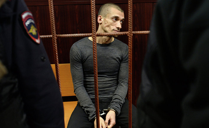 Художник Петр Павленский в зале суда перед слушанием по его делу в Москве