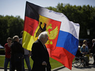 Самодельный русско-германский флаг во время празднования дня победы в Берлине Самодельный русско-германский флаг во время празднования дня победы в Берлине