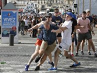 Драка фанатов перед матчем сборных России и Англии в Марселе Драка фанатов перед матчем сборных России и Англии в Марселе