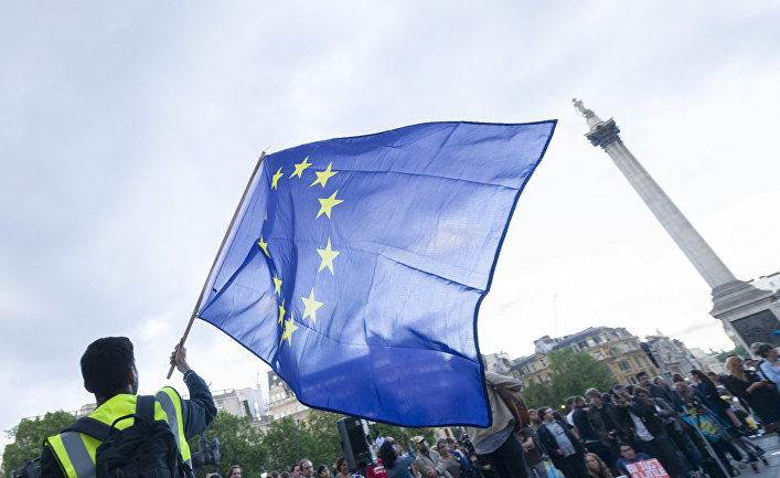 Сторонники членства в Евросоюзе во время митинга на Трафальгарской площади