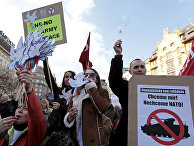 Представители Коммунистической партии на демонстрации в Праге против учений Dragoon Ride Представители Коммунистической партии на демонстрации в Праге против учений Dragoon Ride