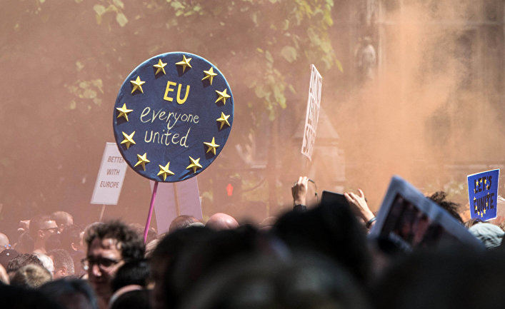 Протестующие на площади парламента в Лондоне выступают против выхода Британии из ЕС