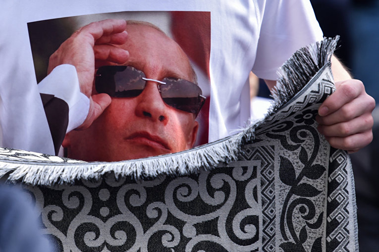 Футболка с изображением президента РФ Владимира Путина на мусульманине в московской соборной мечети