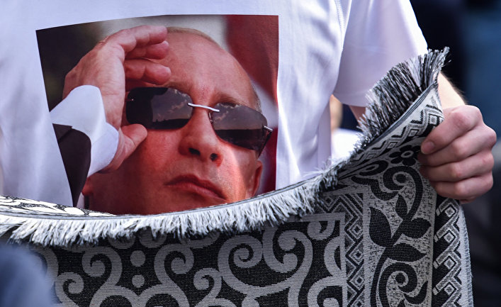 Футболка с изображением президента РФ Владимира Путина на мусульманине в московской соборной мечети