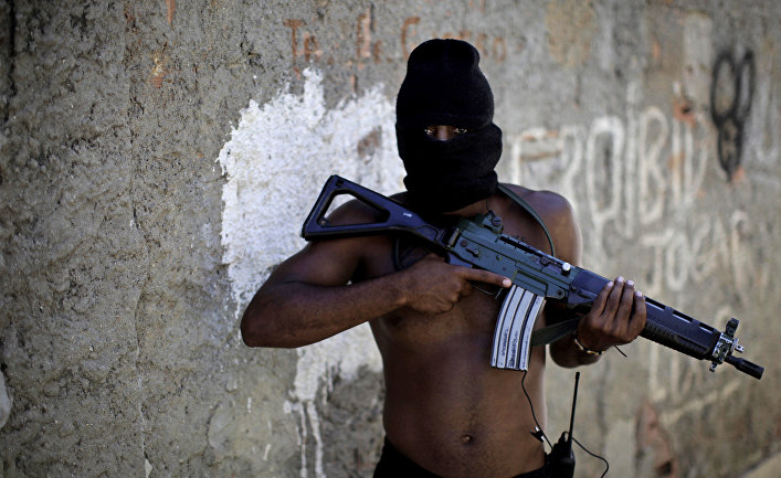 Наркоторговец в переулке трущоб в западной части Рио-де-Жанейро