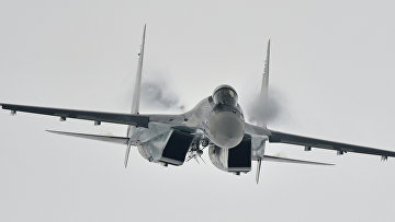 Многоцелевой сверхманевренный истребитель Су-35 во время демонстрационного полета на Международном авиационно-космическом салоне МАКС - 2013 в Жуковском