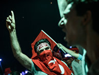 Сторонники президента Турции Эрдогана на митинге на площади Таксим в Стамбуле Сторонники президента Турции Эрдогана на митинге на площади Таксим в Стамбуле