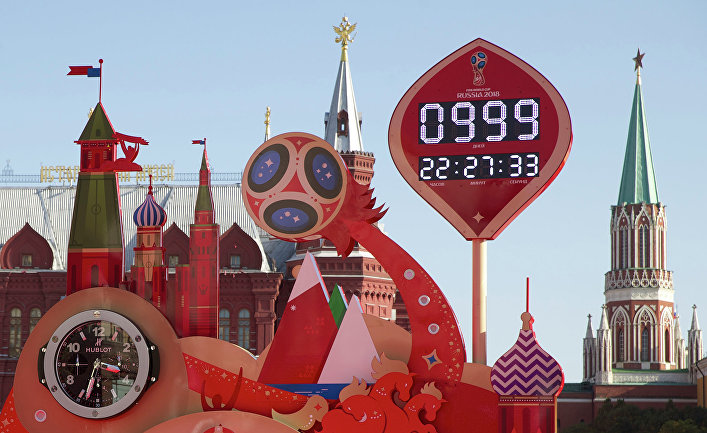 Часы обратного отсчета до старта ЧМ-2018 по футболу в Москве
