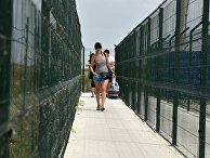 Люди на пункте пропуска «Джанкой» на границе России и Украины Люди на пункте пропуска «Джанкой» на границе России и Украины
